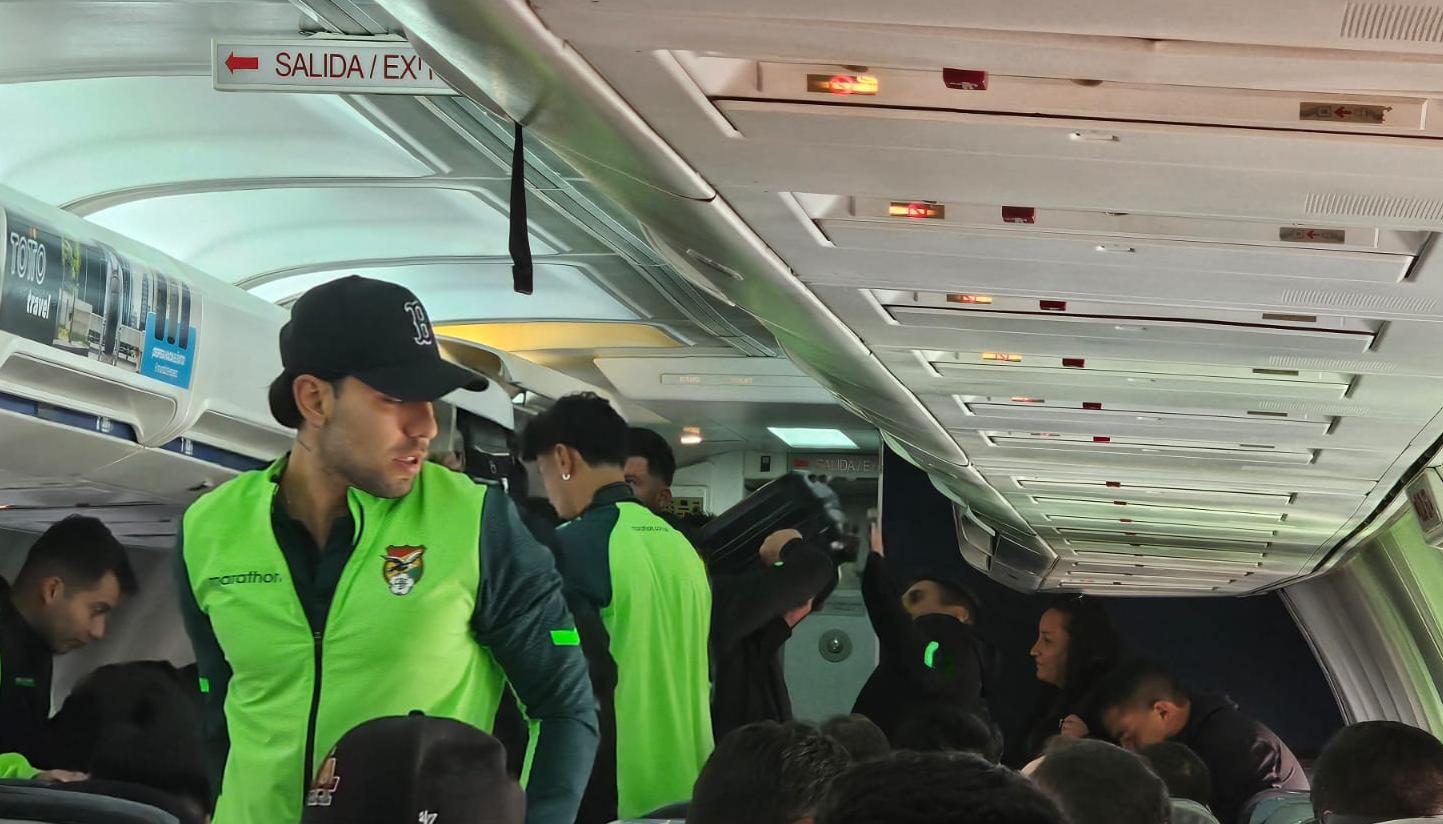 Jugadores de la selección Bolivia, en el avión