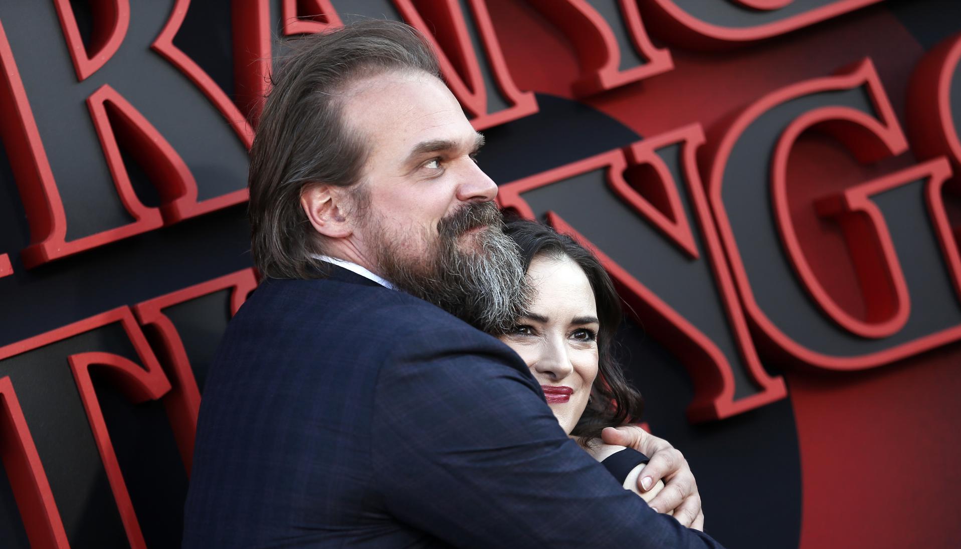  La actriz estadounidense Winona Ryder y el actor David Harbour. 