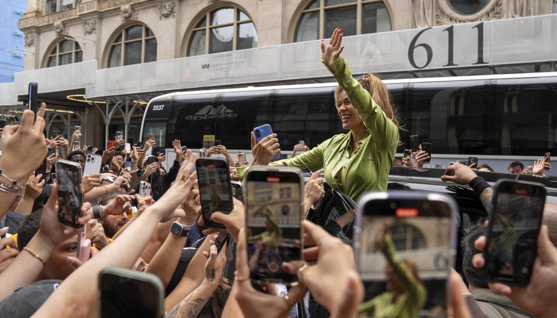 La cantante colombiana Karol G saluda a sus seguidores en la promoción de su nuevo álbum, en Nueva York. 