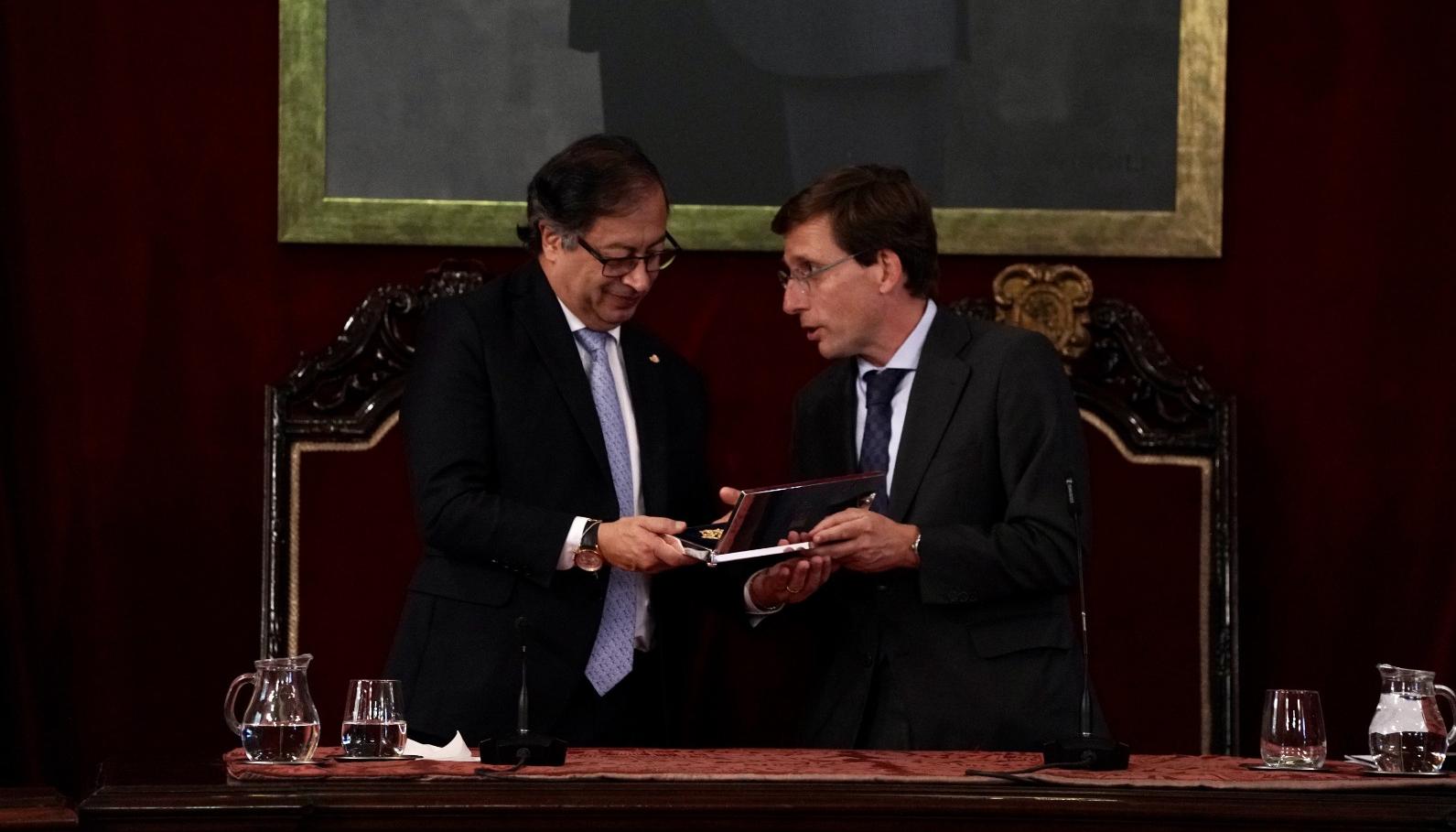 El alcalde de Madrid, José Luis Martínez-Almeida, entregó la Llave de Oro de la ciudad al Presidente Petro, en 2023. 