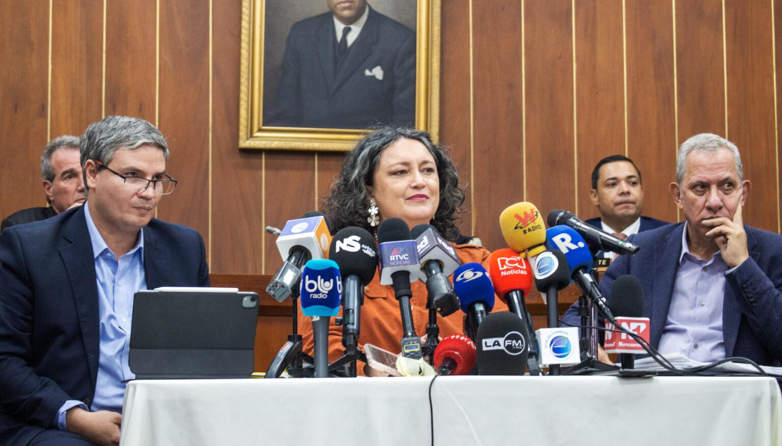 La senadora Angélica Lozano (centro).