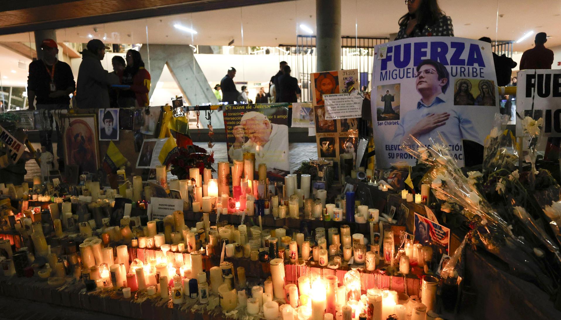 El senador está en condición "extremadamente crítica" por un edema cerebral tras la segunda cirugía a la que fue sometido.