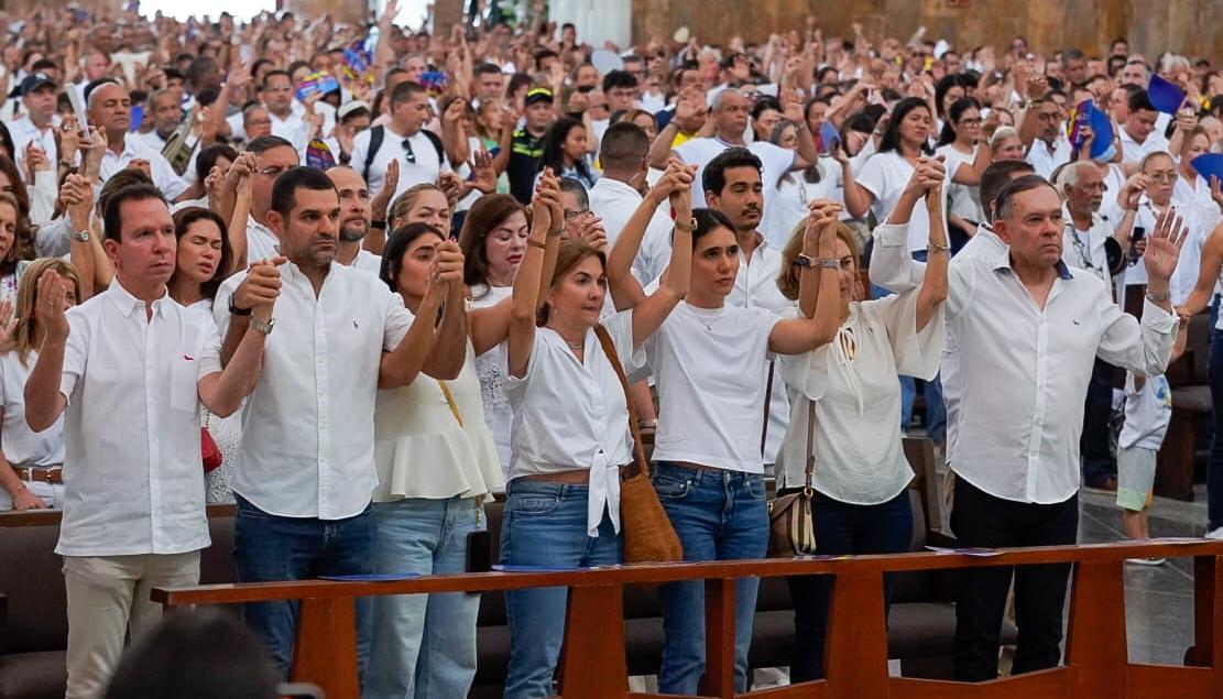 El presidente del Congreso, Efraín Cepeda estuvo presente en la eucaristía. 