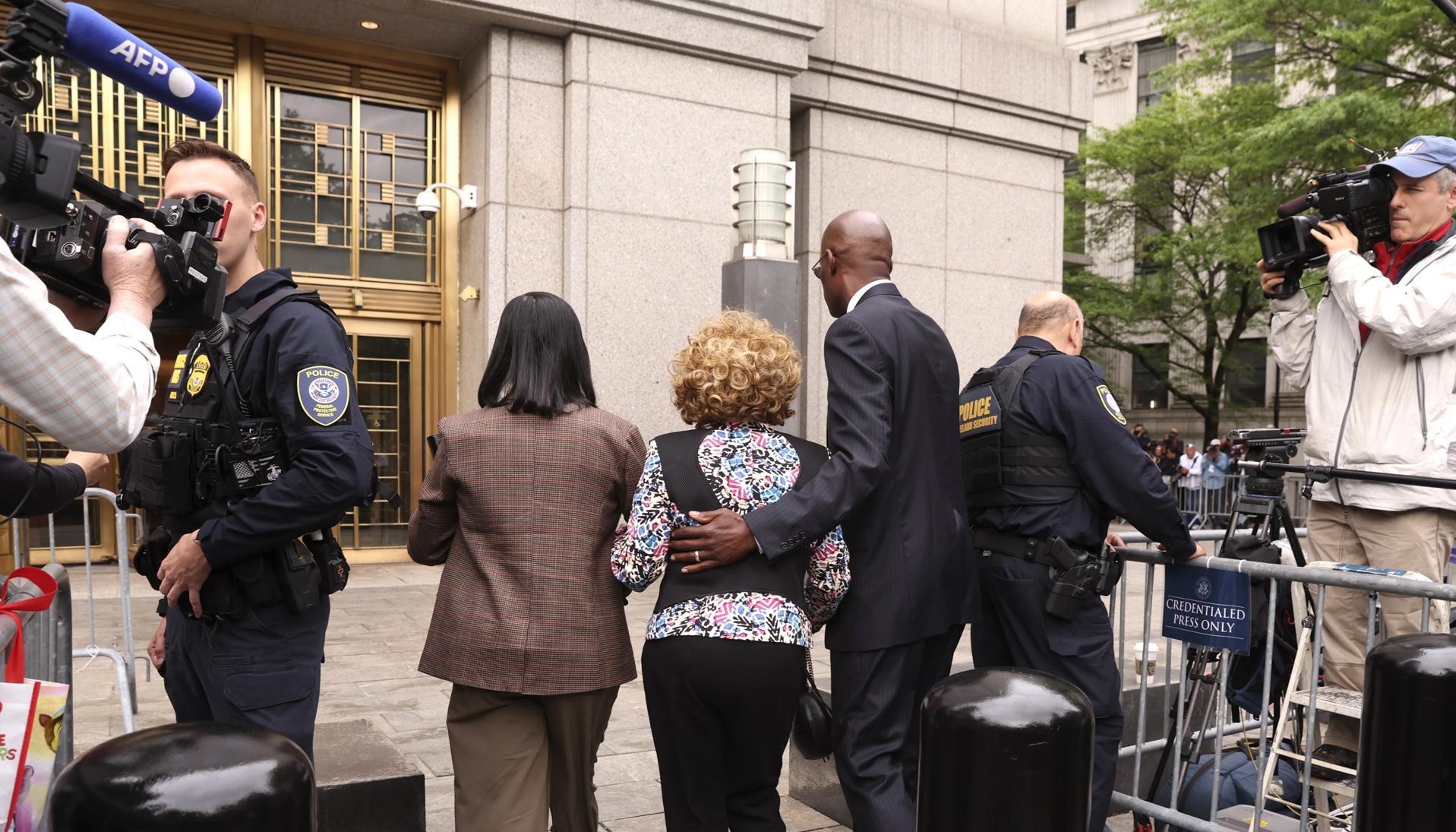 Madre de Sean 'Diddy', a las afueras del juzgado federal en el que se realiza el juicio por tráfico sexual de Combs, en Nueva York. 