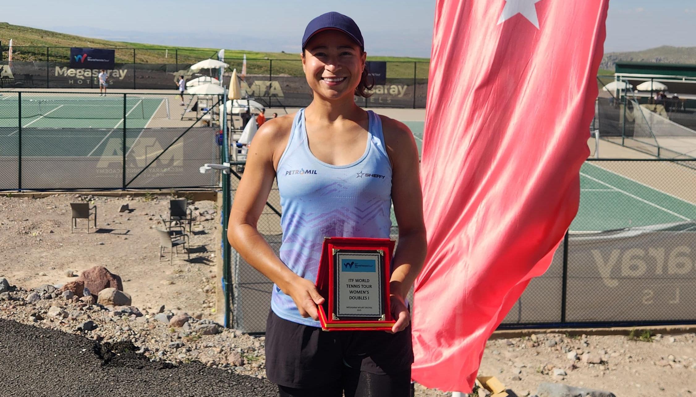 María Fernanda Herazo posando con su credencial de campeona de dobles.