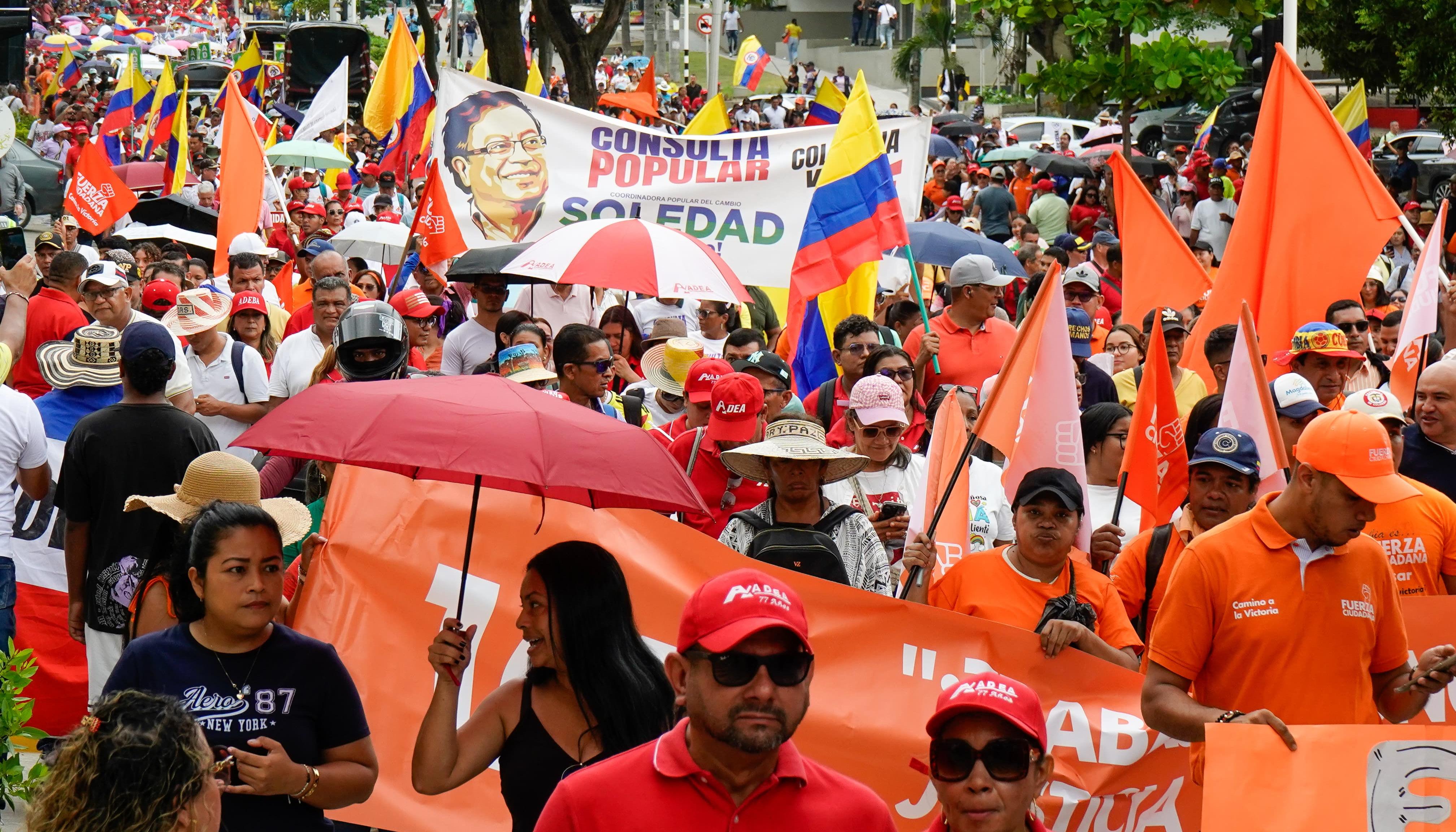 Cientos de personas salieron a las calles para marchar en apoyo a las reformas sociales. 