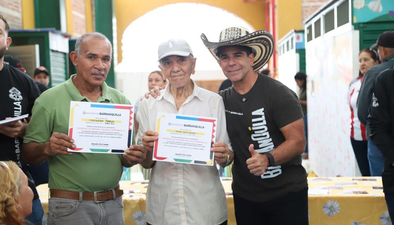 Alcalde Char entrega las certificaciones a los comerciantes. 