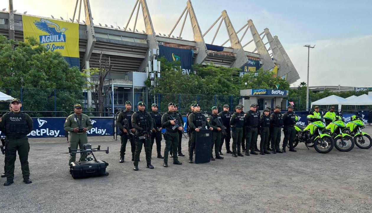 Autoridades en el estadio Metropolitano.