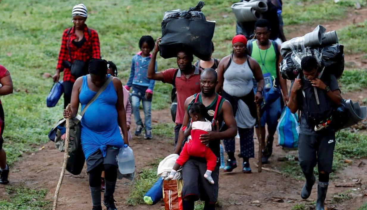 Migrantes haitianos en su camino hacia Panamá por el Tapón del Darién en Acandí, Colombia.