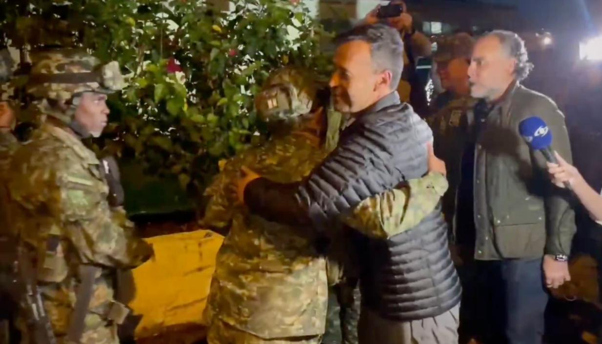 Los ministros de Defensa y del Interior recibieron a los militares rescatados. 