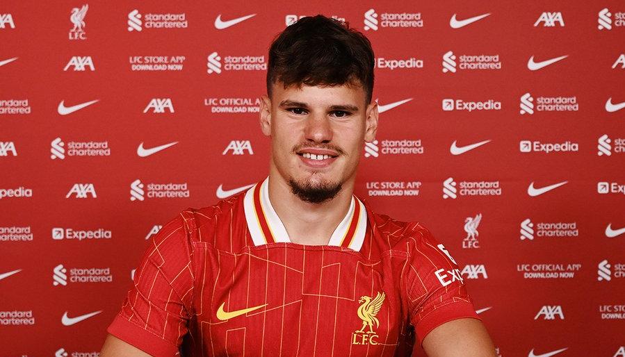 Milos Kerkez, nuevo jugador de Liverpool.