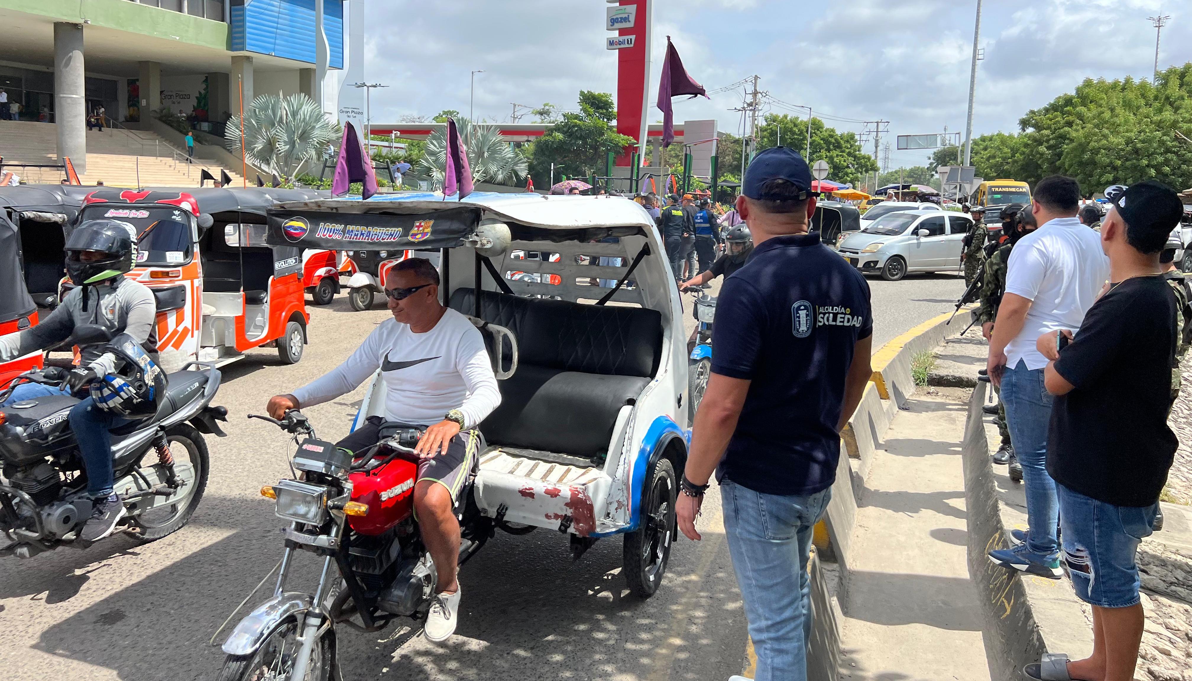 Protesta pacífica de los motocarristas en Soledad. 