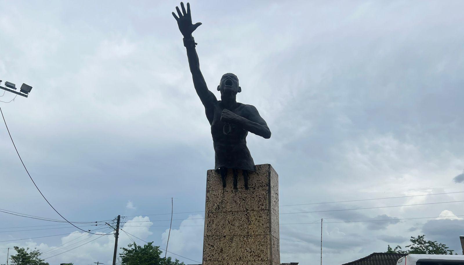 Estatua de Benkos Biohó en San Basilio de Palenque.