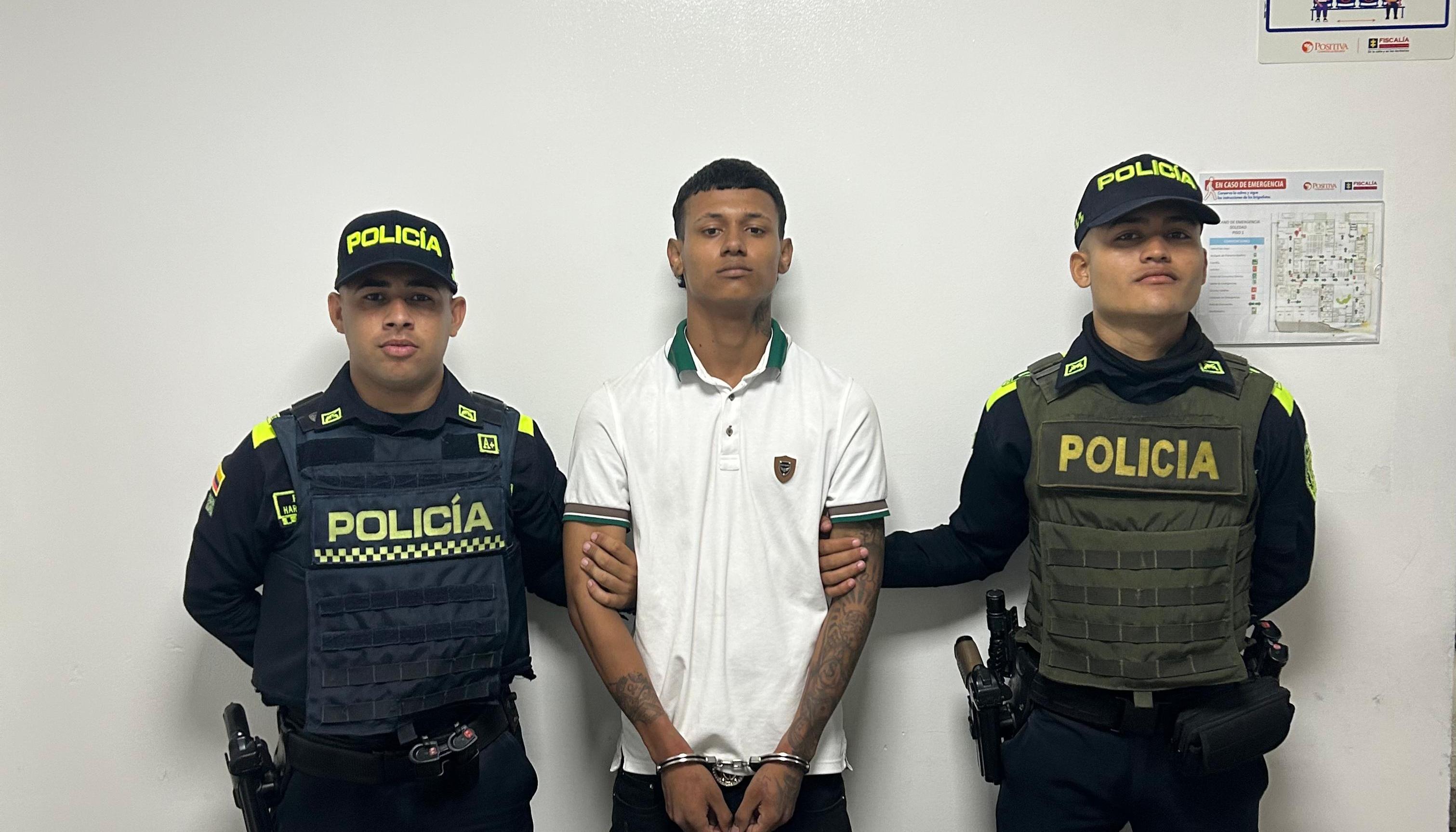 El hombre capturado con panfletos de la banda 'Los costeños'. 