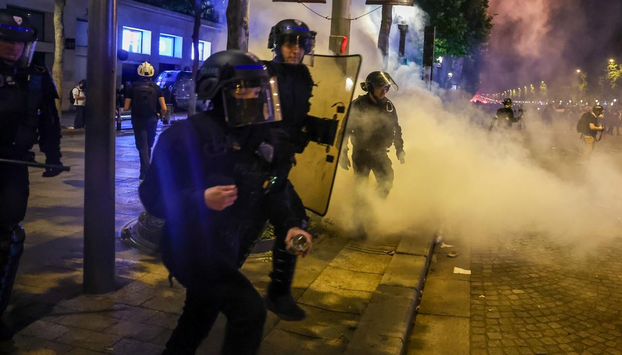 Imagen de la Policía en París durante la celebración.