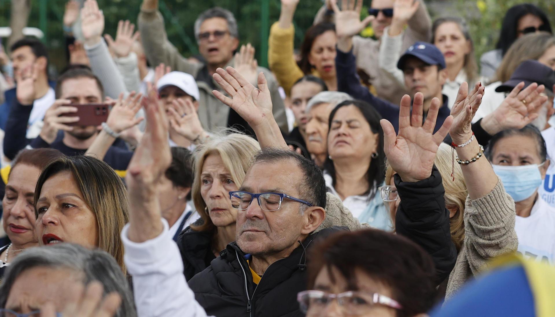 Personas orando por la salud del senador Miguel Uribe y su abuela, Nydia Quintero. 