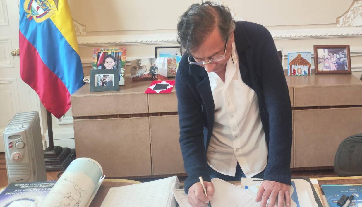 El Presidente Gustavo Petro firmando el decreto.