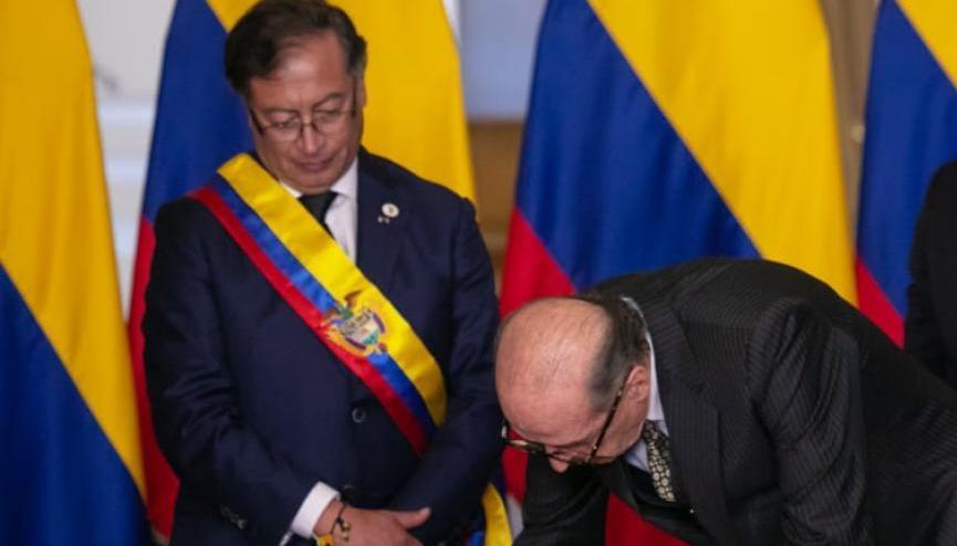 Posesión de Álvaro Leyva