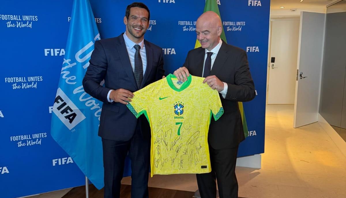 Samir Xaud y el presidente de la FIFA, Gianni Infantino. 