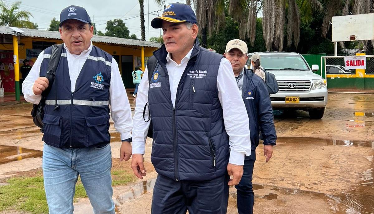 El Procurador General Gregorio Eljach en el punto de votación.