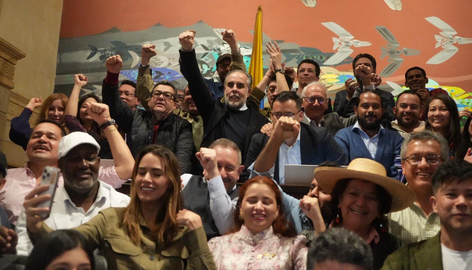 Celebración del Gobierno y la bancada oficialista por la aprobación de la Reforma Pensional.
