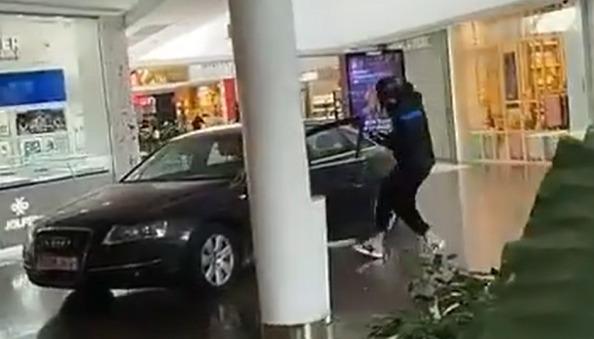 Los ladrones durante el robo al interior del centro comercial. 