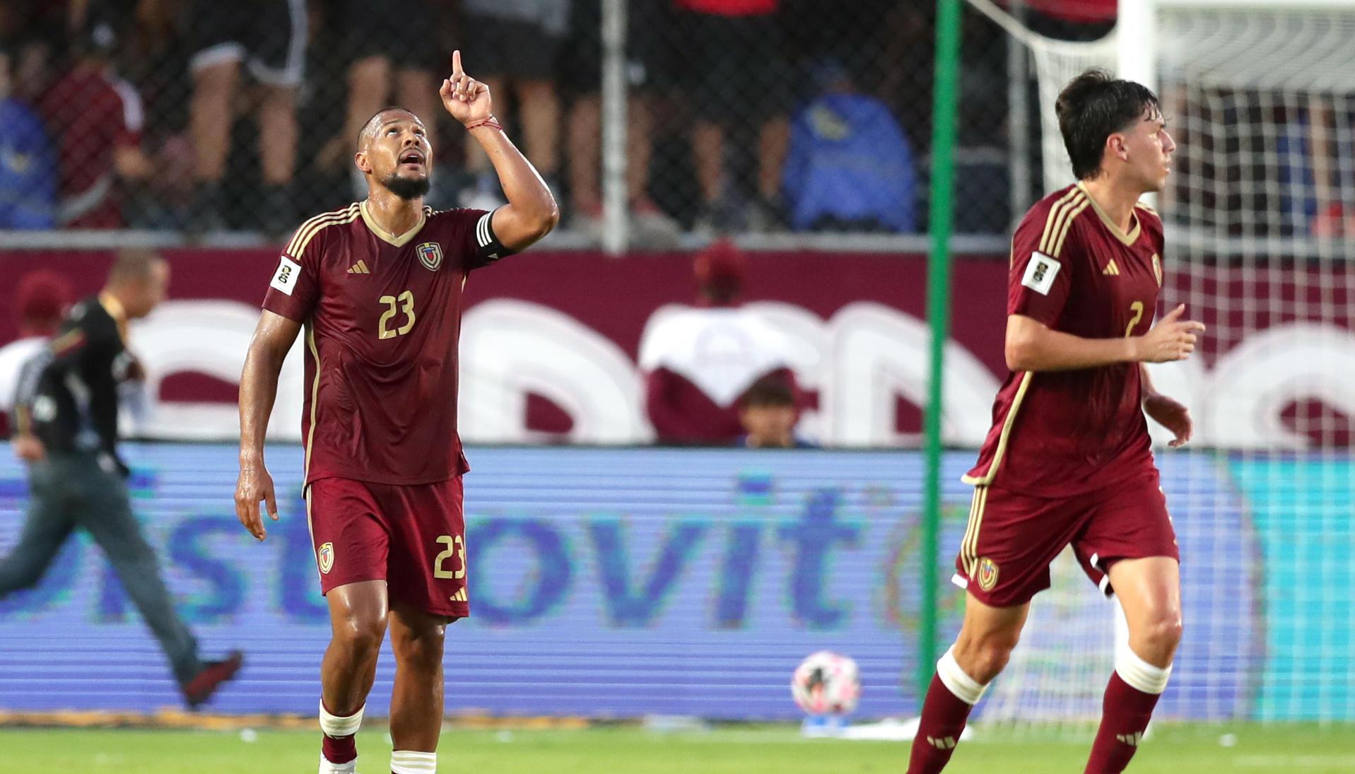 Salomón Rondón, de Venezuela, celebra su gol.