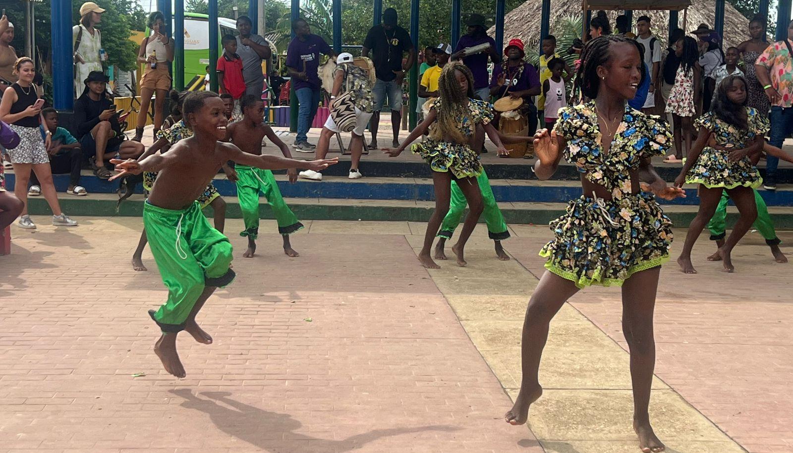 Niños y jóvenes bailan ritmos afrocaribeños.