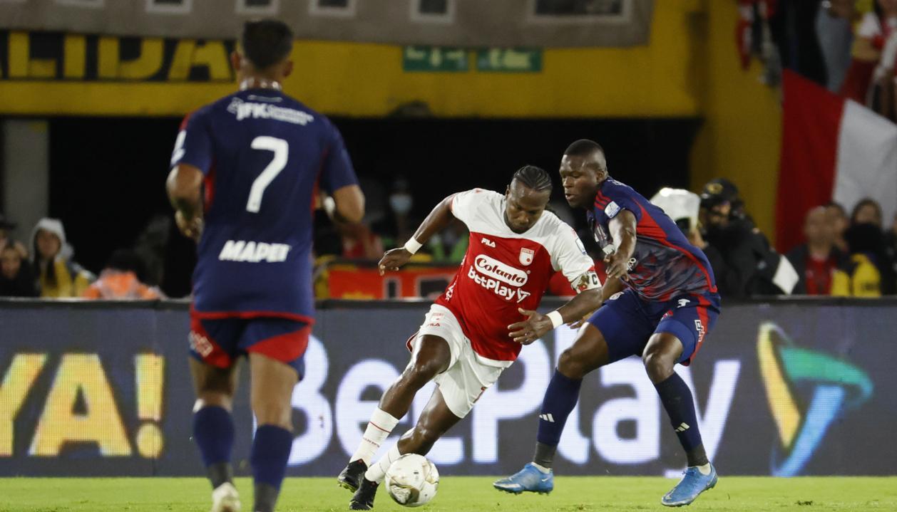 Hugo Rodallega, de Santa Fe, disputa un balón con Jhon Palacios, de Medellín,