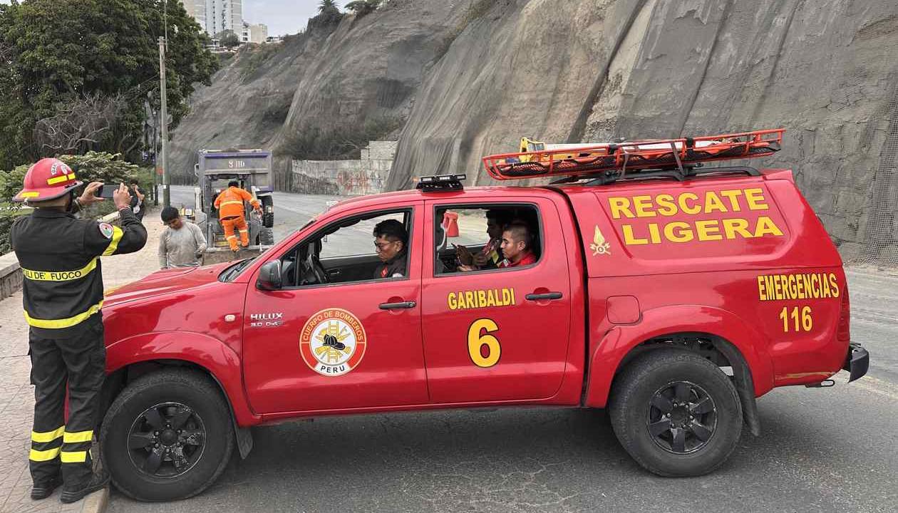 Integrantes de equipos de rescate cierran la avenida Costa Verde