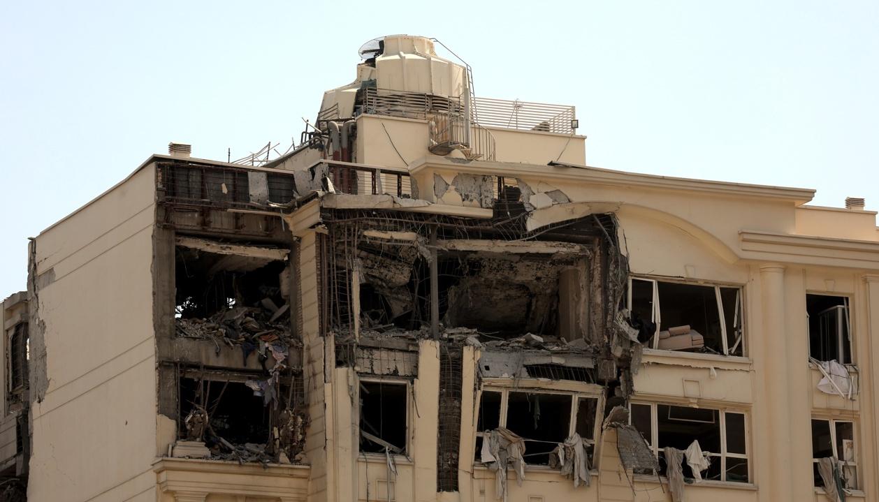 Un edificio dañado por ataques aéreos israelíes, al norte de Teherán.