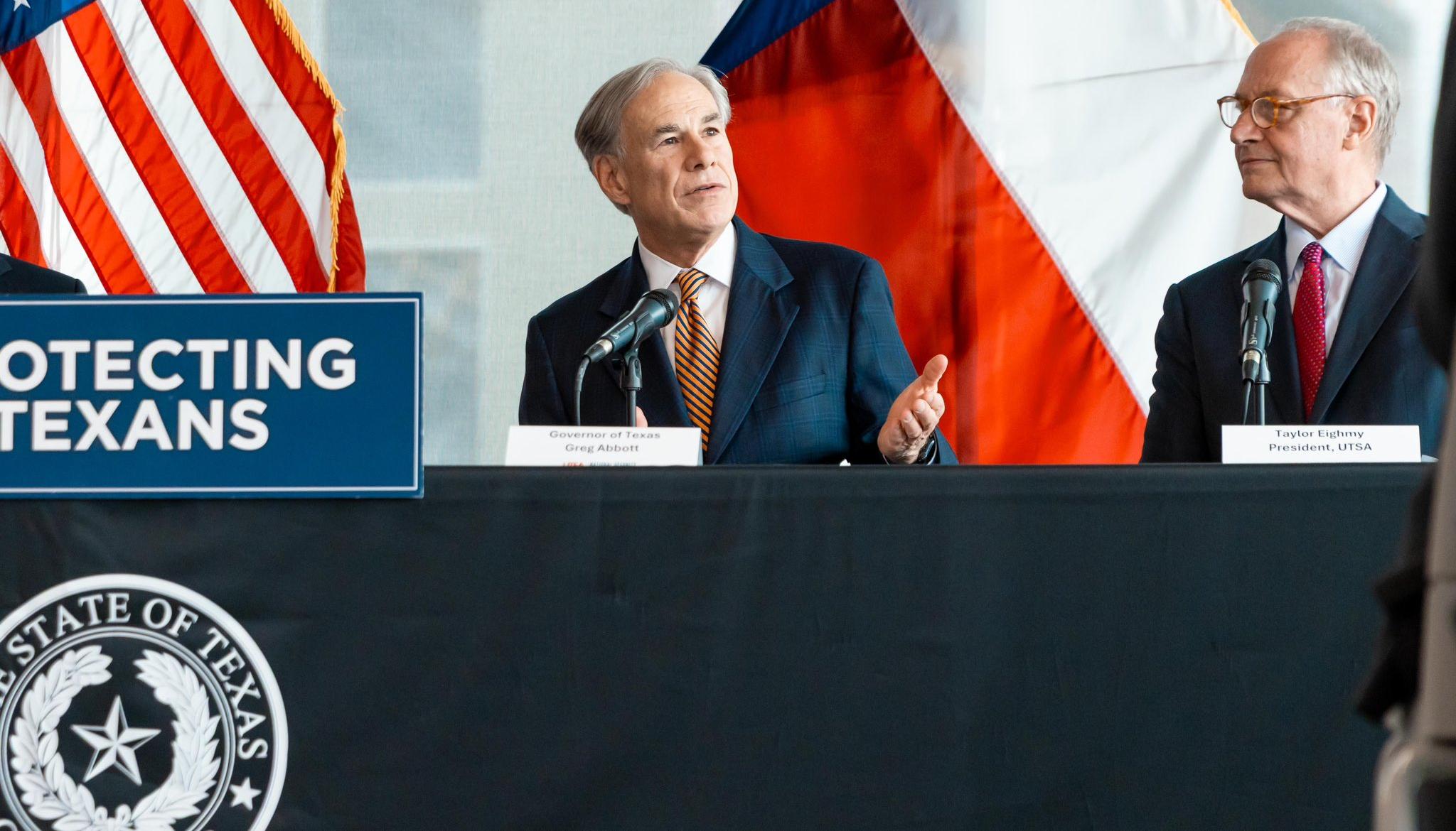 El gobernador de Texas, Greg Abbott (izquierda).