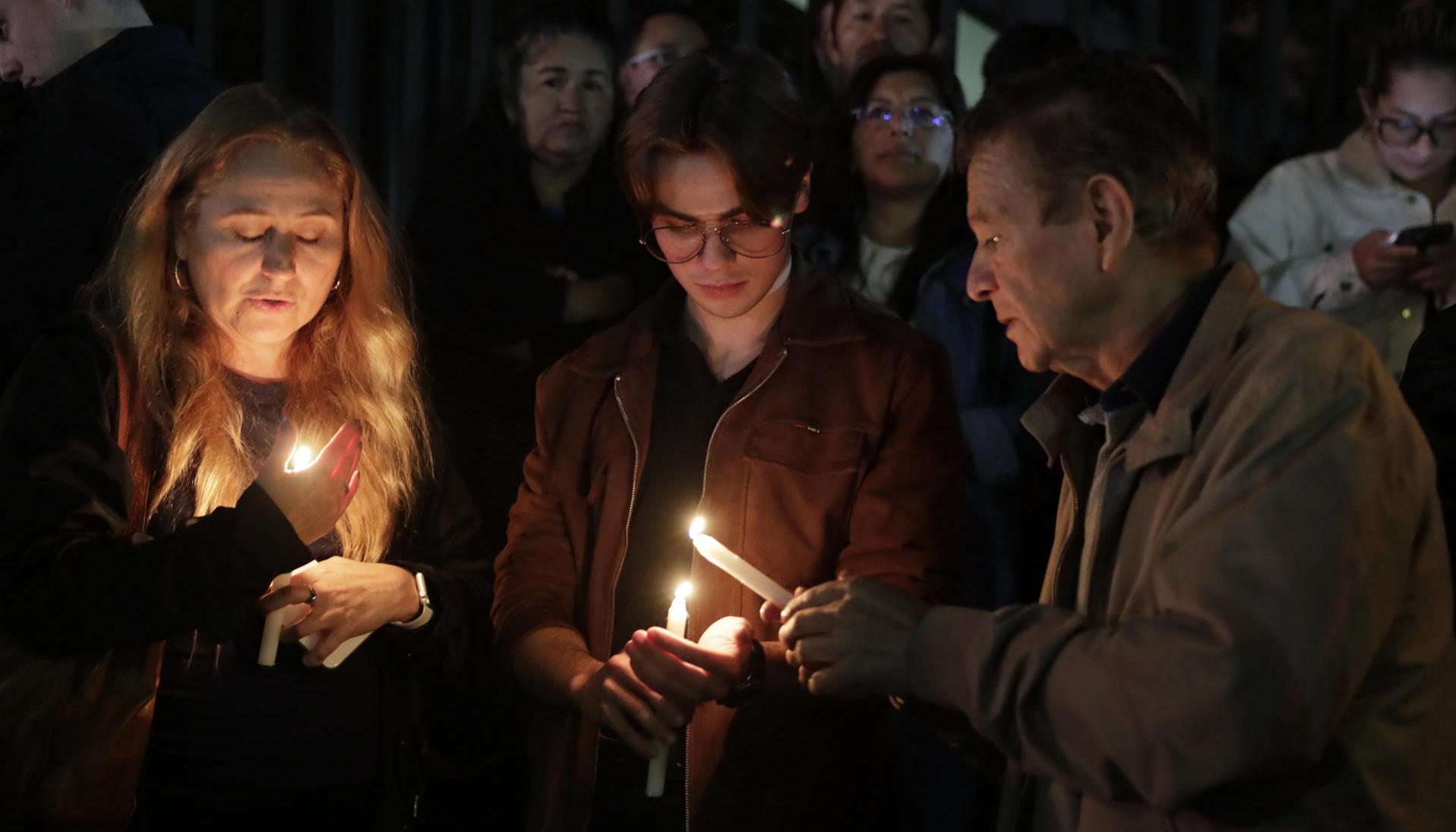Velatón en las afueras de la Fundación Santa Fe 