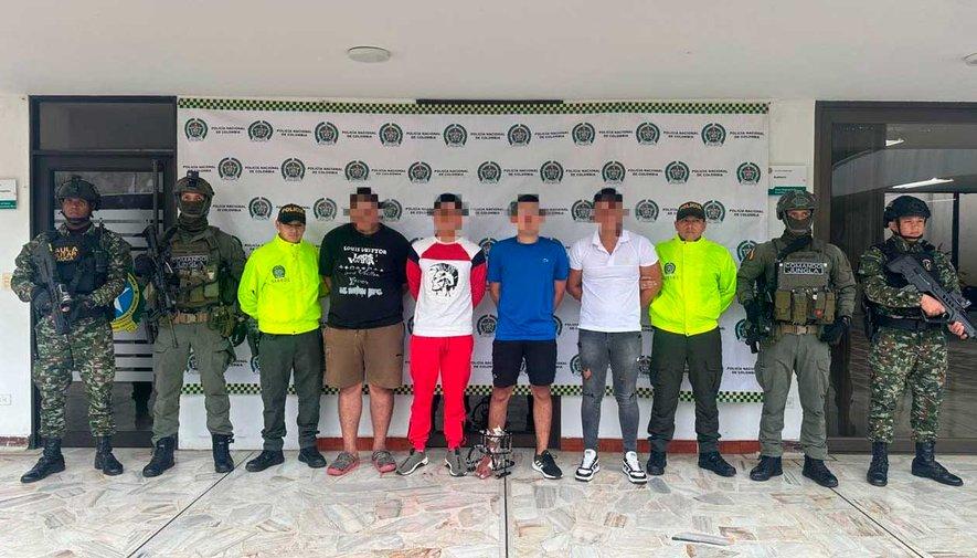 Los capturados junto a las autoridades.