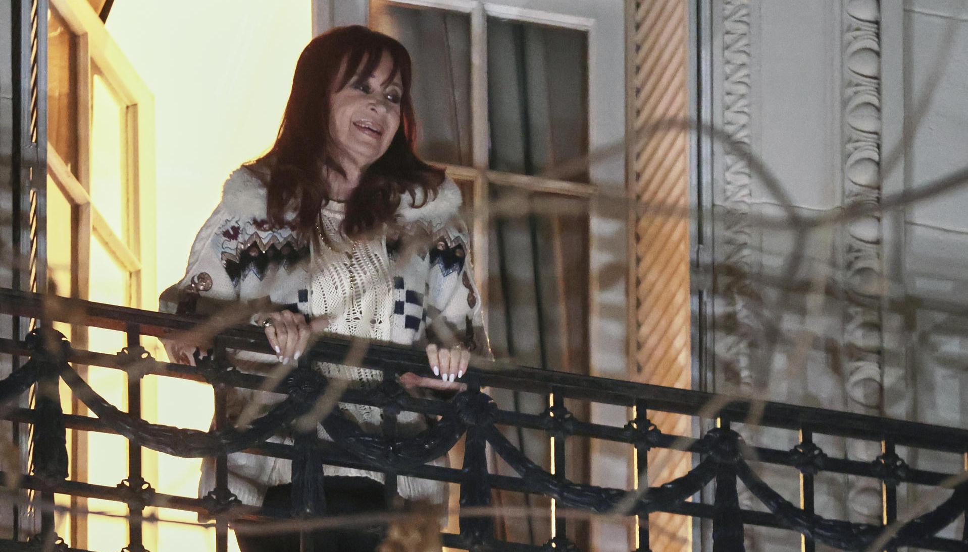 Cristina Fernández en el balcón de su hogar en Buenos Aires, Argentina.
