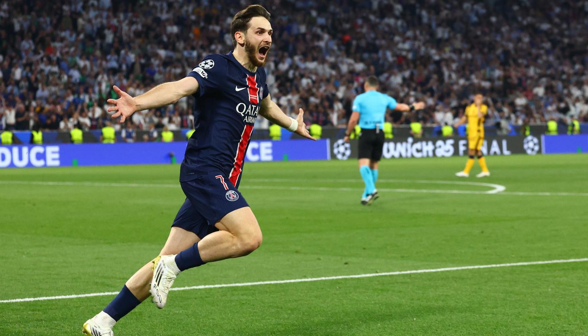 Khvicha Kvaratskhelia celebrando su gol en la final de Champions League.