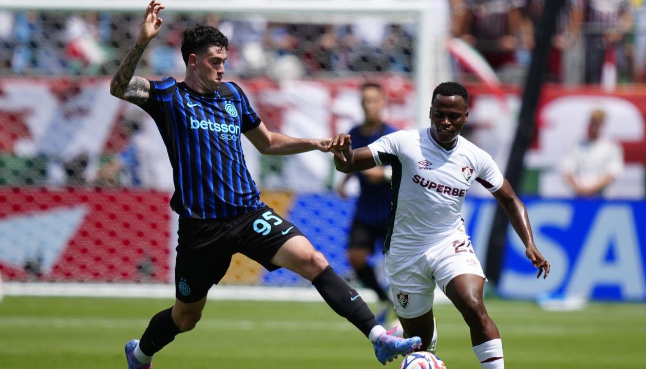 El colombiano Jhon Arias intenta superar la marca de Bastoni, del Inter de Milán. 
