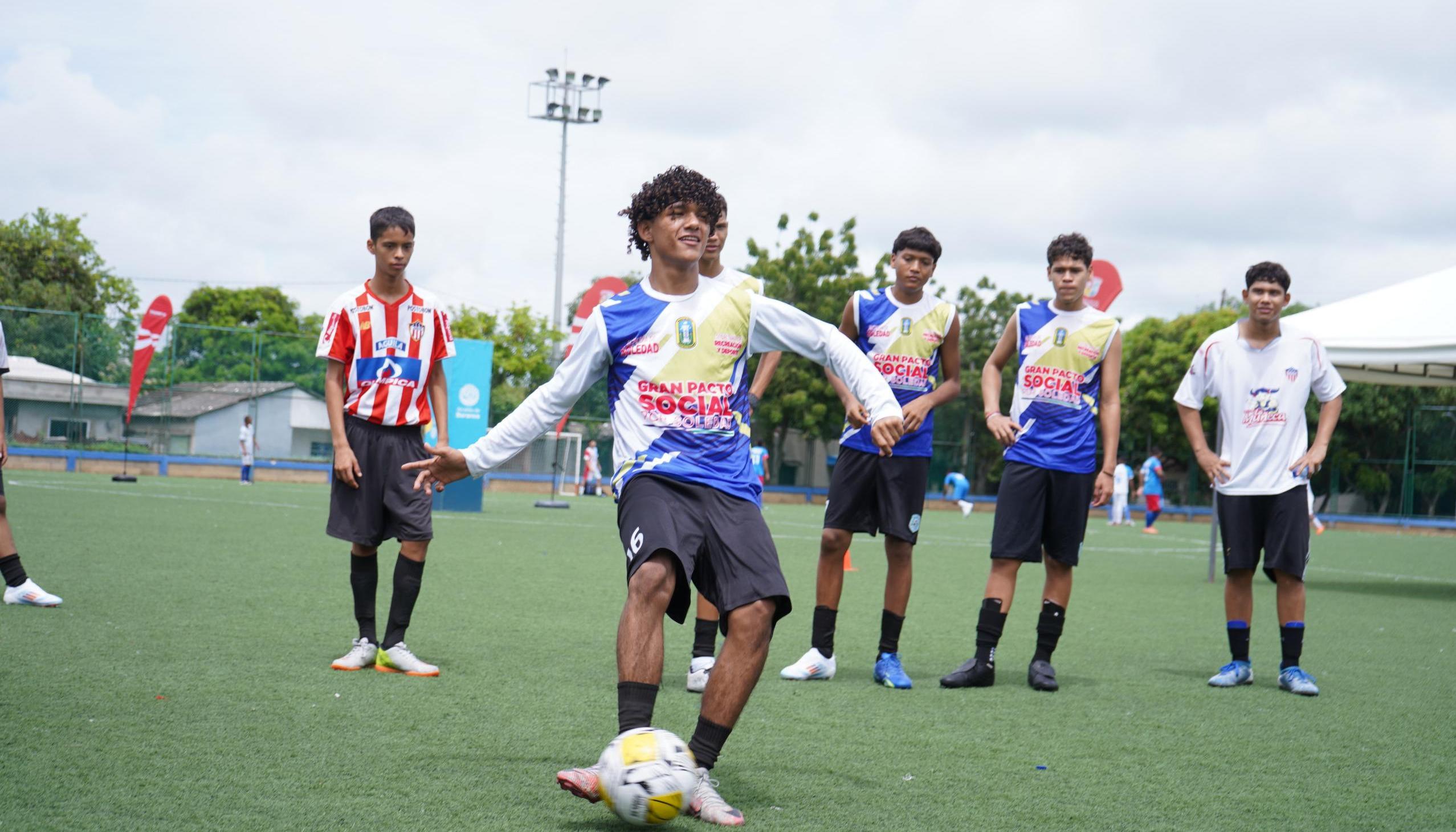 El fútbol para invidentes fue una de las actividades en 'Sin Barreras', en Baranoa.  