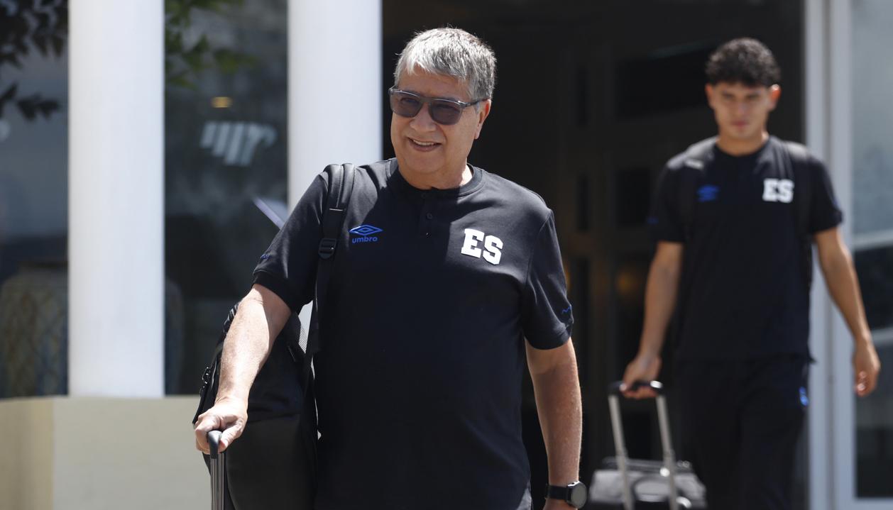 El colombiano Hernán Darío Gómez, técnico de la selección de El Salvador.