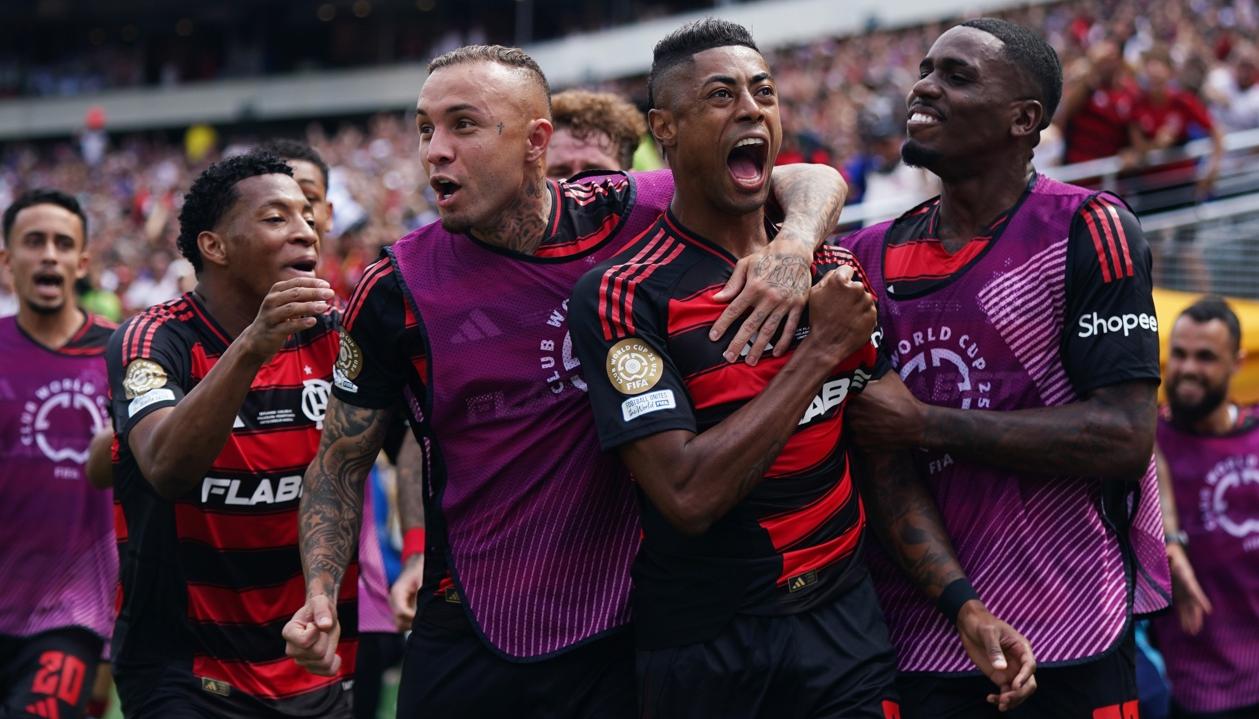 Jugadores del Flamengo celebran el gol del empate marcado por Bruno Henrique.