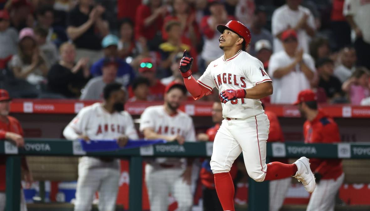 Gustavo Campero llegando al plato tras conectar jonrón en el séptimo inning. 