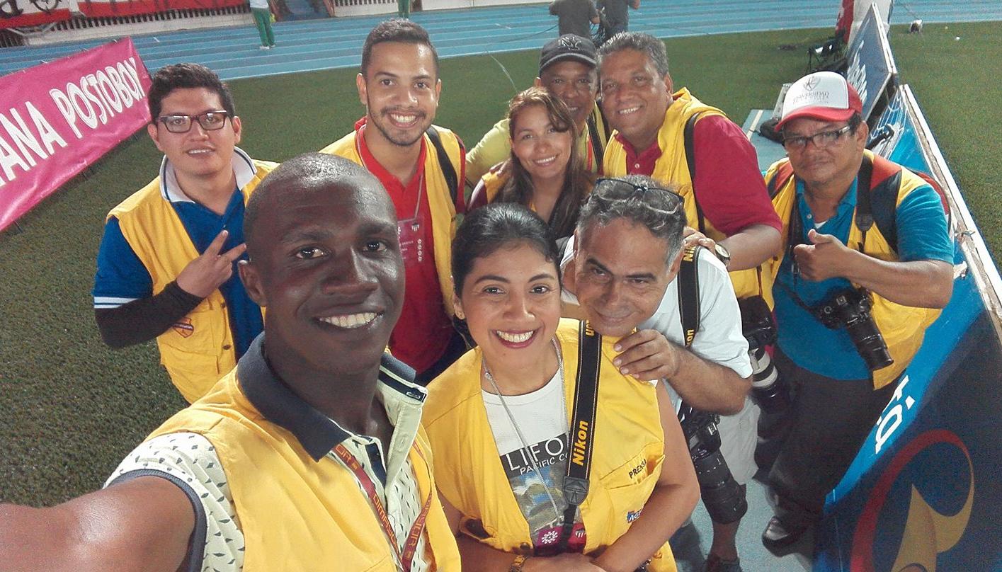 Luis Rodríguez en el estadio Metropolitano acompañado de varios reporteros gráficos.