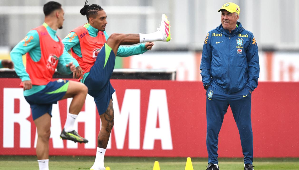 Carlo Ancelotti dirigiendo una práctica de la selección brasileña. 