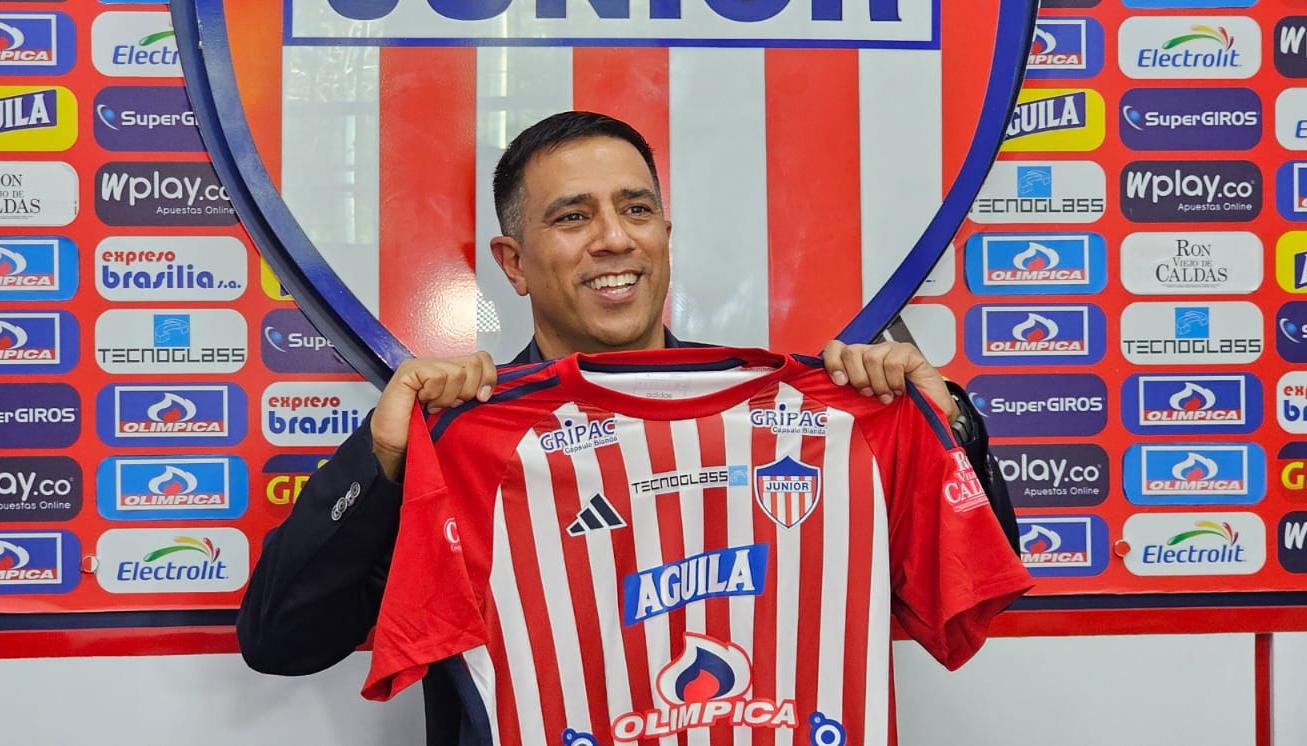 César Farías en su presentación oficial como técnico del Junior, el 5 de septiembre de 2024.