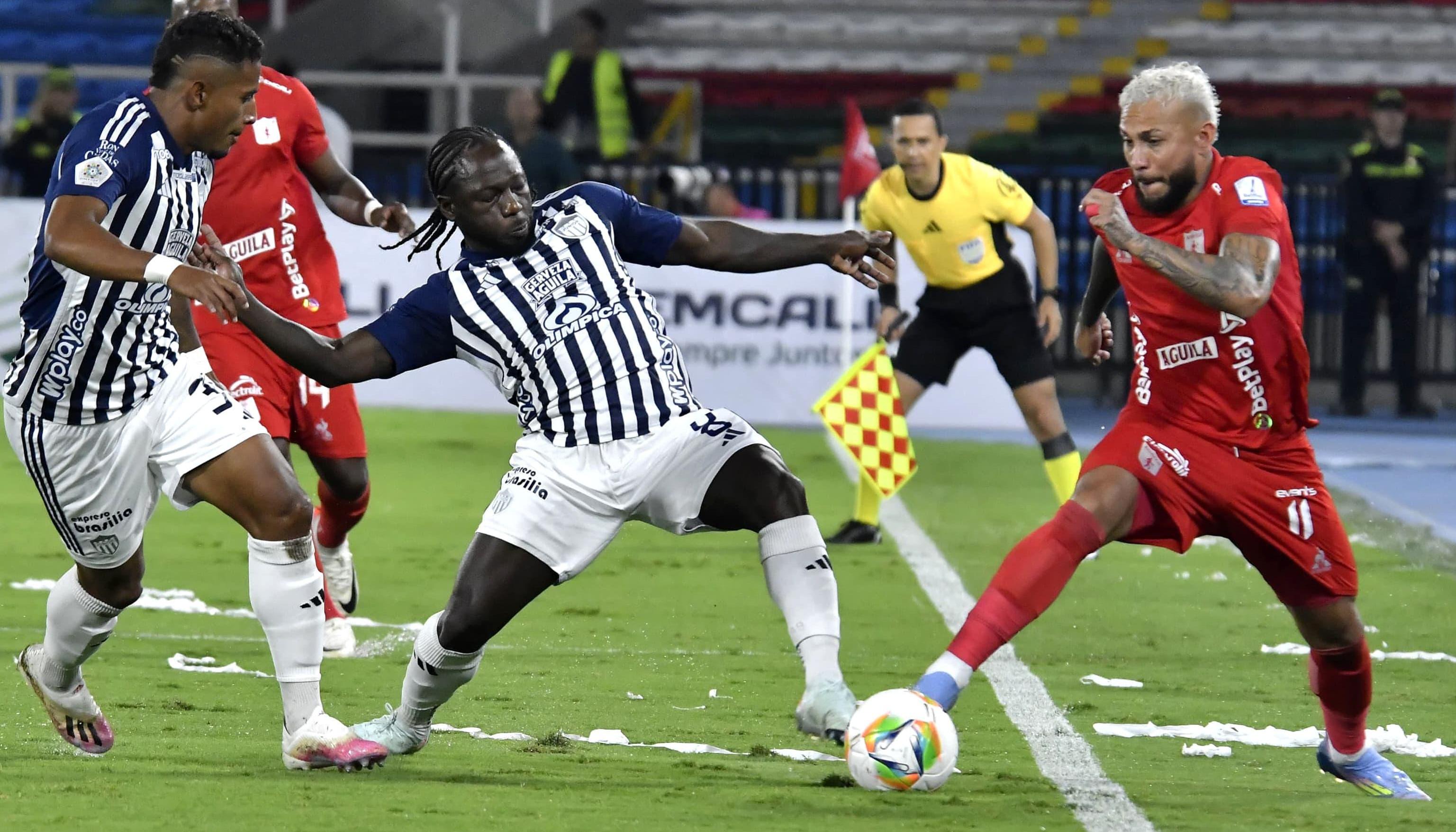 Yimmi Chará disputa la pelota con Duván Vergara, del América.