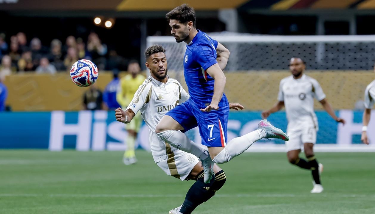 Pedro Neto, autor del primer gol del Chelsea, disputa el balón con Denis Bouanga.