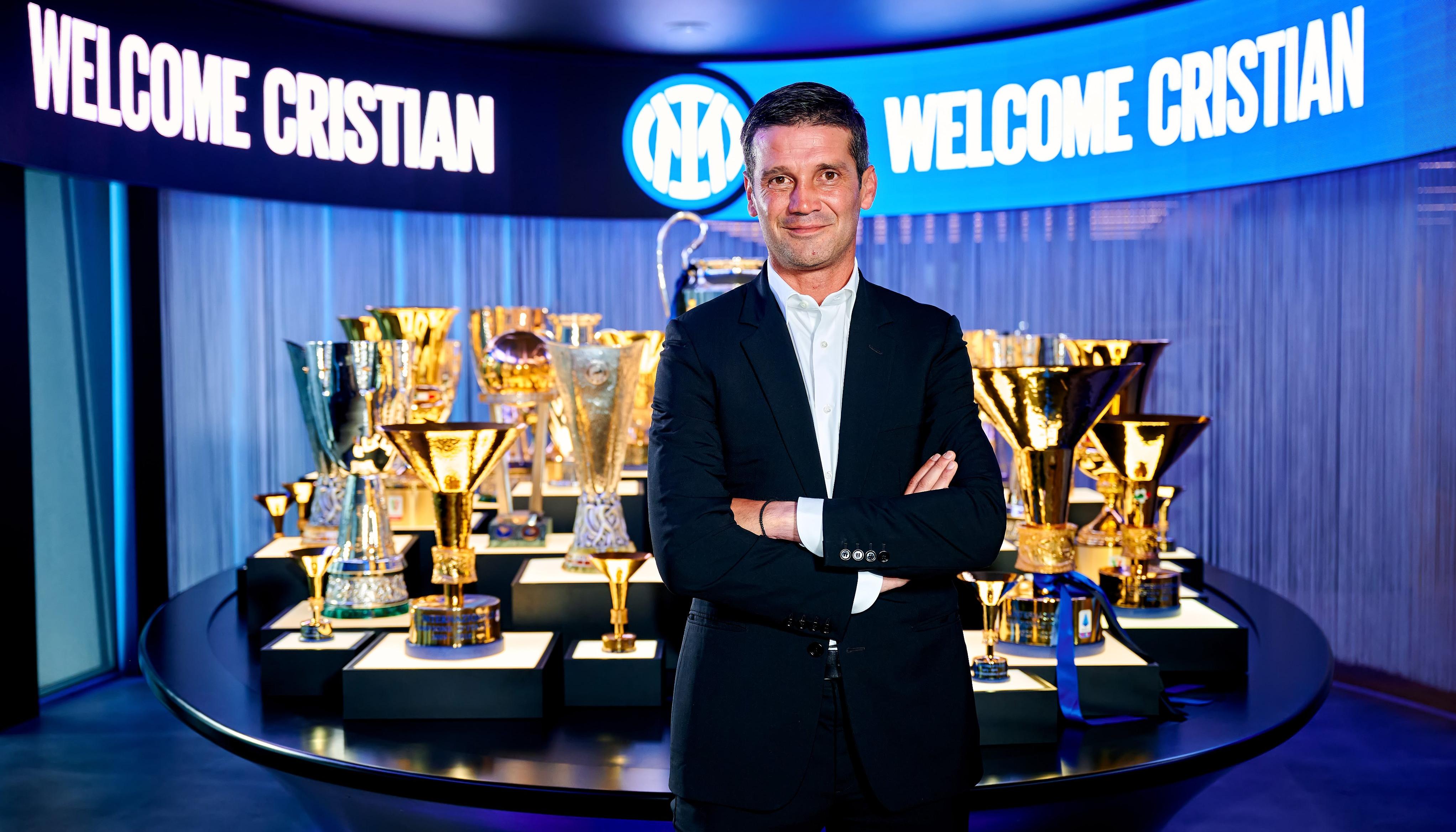 Cristian Chivu en la sala de trofeos del OInter de Milán tras firmar su contrato. 