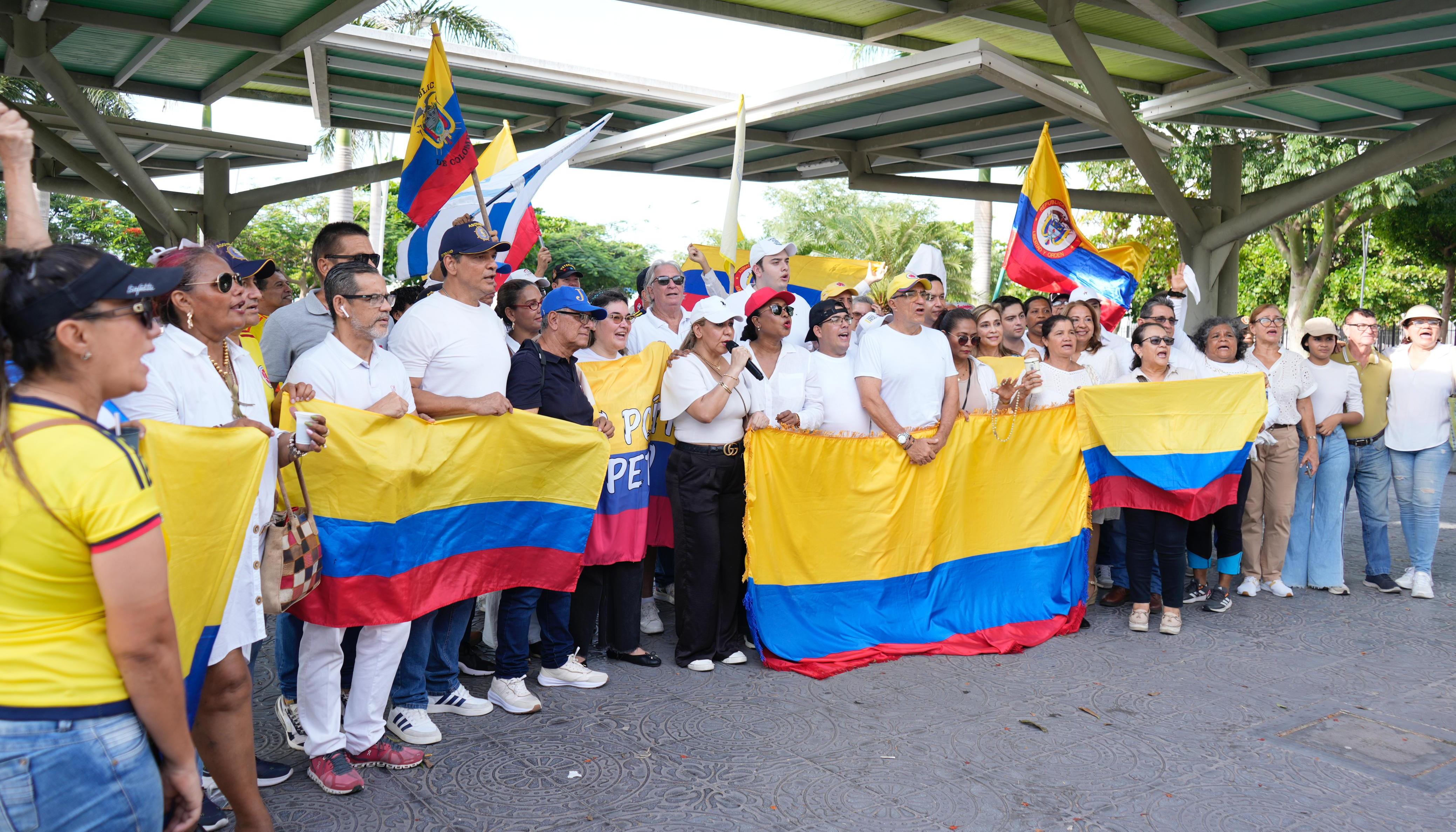 Concentración en la Plaza de Paz en rechazo al atentado contra el senador Miguel Uribe.