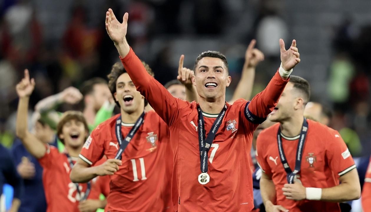 Cristiano Ronaldo festeja con sus compañeros la conquista de la Liga de Naciones.