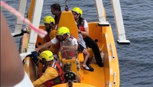 Momentos del rescate del padre y la niña tras caer de la borda de un crucero.